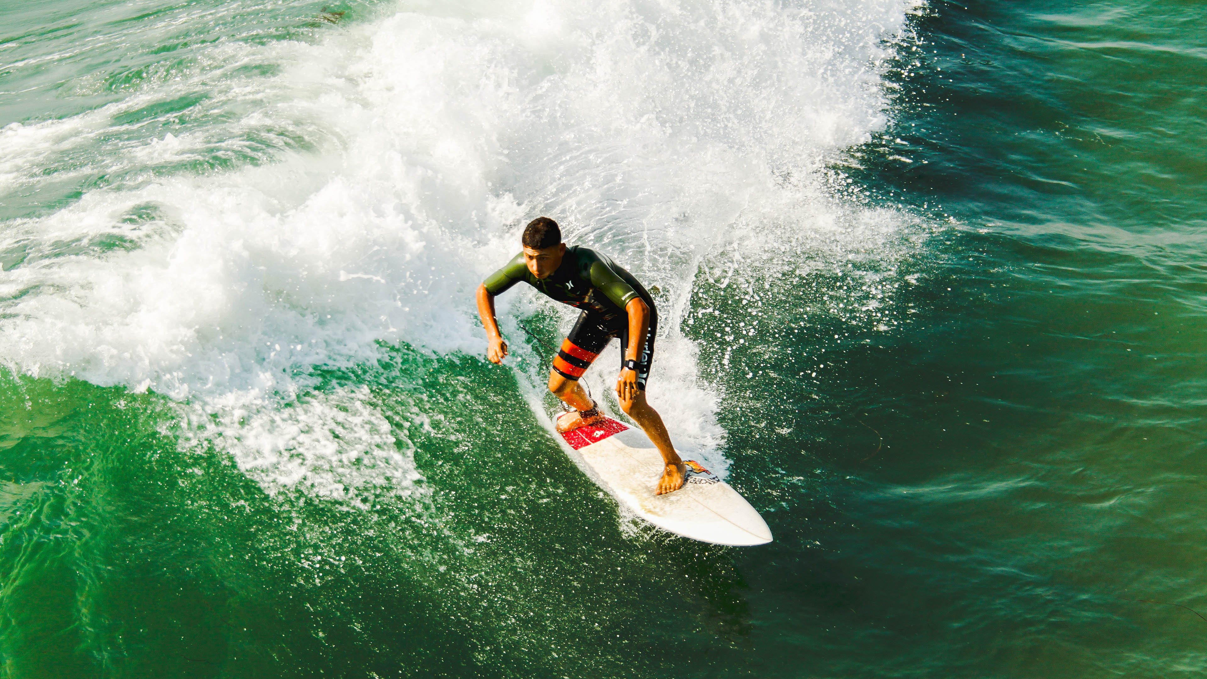 国际高空扁带耐力赛 选手在百米高空坚持超时限